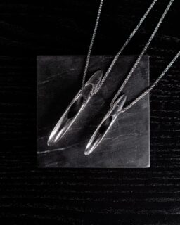 ⁣𝘼𝙉𝘿𝙍𝙊𝙈𝙀𝘿𝘼 ⁣⁣⁣v§ 𝘈𝘕𝘋𝘙𝘖𝘔𝘌𝘋𝘈 𝘔𝘐𝘕𝘐⠀
⠀
⠀
⁣UPGRADE YOUR STYLE GAME WITH THE SLEEK ANDROMEDA PENDANT(S). THESE MODERN ACCESSORIES COMES WITH A 2MM ROUNDED BOX CHAIN, PERFECT FOR LAYERING OR WEARING ALONE. THE SYMMETRICAL DESIGN ADDS A TOUCH OF SOPHISTICATION, WHILE THE BRAND ENGRAVING ADDS A SIGNATURE TOUCH. DON’T MISS OUT ON THIS CONTEMPORARY MUST.⠀
⠀
⠀
304 STAINLESS STEEL⠀
CHAIN LENGTH: 890MM⠀
65MMX10MMX9MM⠀
PRODUCT OF CANADA⠀
⠀
⠀
#spoonfetish #spoonpendant #pendant #jewelry #fashion #ootd #ootdfashion #ravefashion #unisex #fashionjewelry #ravejewelry #raveoutfit #ravestyle #festivalfashion #outfits #festive #nightouttfit #stainlesssteel #festivity