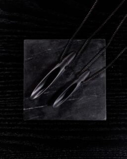 ⁣𝘼𝙉𝘿𝙍𝙊𝙈𝙀𝘿𝘼 ⁣⁣⁣v§ 𝘈𝘕𝘋𝘙𝘖𝘔𝘌𝘋𝘈 𝘔𝘐𝘕𝘐⠀
⠀
⠀
⁣UPGRADE YOUR STYLE GAME WITH THE SLEEK ANDROMEDA PENDANT(S). THESE MODERN ACCESSORIES COMES WITH A 2MM ROUNDED BOX CHAIN, PERFECT FOR LAYERING OR WEARING ALONE. THE SYMMETRICAL DESIGN ADDS A TOUCH OF SOPHISTICATION, WHILE THE BRAND ENGRAVING ADDS A SIGNATURE TOUCH. DON’T MISS OUT ON THIS CONTEMPORARY MUST.⠀
⠀
⠀
304 STAINLESS STEEL⠀
CHAIN LENGTH: 890MM⠀
65MMX10MMX9MM⠀
PRODUCT OF CANADA⠀
⠀
⠀
#spoonfetish #spoonpendant #pendant #jewelry #fashion #ootd #ootdfashion #ravefashion #unisex #fashionjewelry #ravejewelry #raveoutfit #ravestyle #festivalfashion #outfits #festive #nightouttfit #stainlesssteel #festivity