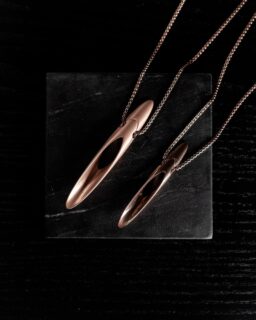 ⁣𝘼𝙉𝘿𝙍𝙊𝙈𝙀𝘿𝘼 ⁣⁣⁣v§ 𝘈𝘕𝘋𝘙𝘖𝘔𝘌𝘋𝘈 𝘔𝘐𝘕𝘐⠀
⠀
⠀
⁣UPGRADE YOUR STYLE GAME WITH THE SLEEK ANDROMEDA PENDANT(S). THESE MODERN ACCESSORIES COMES WITH A 2MM ROUNDED BOX CHAIN, PERFECT FOR LAYERING OR WEARING ALONE. THE SYMMETRICAL DESIGN ADDS A TOUCH OF SOPHISTICATION, WHILE THE BRAND ENGRAVING ADDS A SIGNATURE TOUCH. DON’T MISS OUT ON THIS CONTEMPORARY MUST.⠀
⠀
⠀
304 STAINLESS STEEL⠀
CHAIN LENGTH: 890MM⠀
65MMX10MMX9MM⠀
PRODUCT OF CANADA⠀
⠀
⠀
#spoonfetish #spoonpendant #pendant #jewelry #fashion #ootd #ootdfashion #ravefashion #unisex #fashionjewelry #ravejewelry #raveoutfit #ravestyle #festivalfashion #outfits #festive #nightouttfit #stainlesssteel #festivity