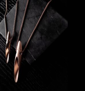 ⁣𝘼𝙉𝘿𝙍𝙊𝙈𝙀𝘿𝘼 ⁣⁣⁣v§ 𝘈𝘕𝘋𝘙𝘖𝘔𝘌𝘋𝘈 𝘔𝘐𝘕𝘐⠀
⠀
⠀
⁣UPGRADE YOUR STYLE GAME WITH THE SLEEK ANDROMEDA PENDANT(S). THESE MODERN ACCESSORIES COMES WITH A 2MM ROUNDED BOX CHAIN, PERFECT FOR LAYERING OR WEARING ALONE. THE SYMMETRICAL DESIGN ADDS A TOUCH OF SOPHISTICATION, WHILE THE BRAND ENGRAVING ADDS A SIGNATURE TOUCH. DON’T MISS OUT ON THIS CONTEMPORARY MUST.⠀
⠀
⠀
304 STAINLESS STEEL⠀
CHAIN LENGTH: 890MM⠀
65MMX10MMX9MM⠀
PRODUCT OF CANADA⠀
⠀
⠀
#spoonfetish #spoonpendant #pendant #jewelry #fashion #ootd #ootdfashion #ravefashion #unisex #fashionjewelry #ravejewelry #raveoutfit #ravestyle #festivalfashion #outfits #festive #nightouttfit #stainlesssteel #festivity