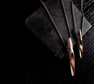 ⁣𝘼𝙉𝘿𝙍𝙊𝙈𝙀𝘿𝘼 ⁣⁣⁣v§ 𝘈𝘕𝘋𝘙𝘖𝘔𝘌𝘋𝘈 𝘔𝘐𝘕𝘐⠀
⠀
⠀
⁣UPGRADE YOUR STYLE GAME WITH THE SLEEK ANDROMEDA PENDANT(S). THESE MODERN ACCESSORIES COMES WITH A 2MM ROUNDED BOX CHAIN, PERFECT FOR LAYERING OR WEARING ALONE. THE SYMMETRICAL DESIGN ADDS A TOUCH OF SOPHISTICATION, WHILE THE BRAND ENGRAVING ADDS A SIGNATURE TOUCH. DON’T MISS OUT ON THIS CONTEMPORARY MUST.⠀
⠀
⠀
304 STAINLESS STEEL⠀
CHAIN LENGTH: 890MM⠀
65MMX10MMX9MM⠀
PRODUCT OF CANADA⠀
⠀
⠀
#spoonfetish #spoonpendant #pendant #jewelry #fashion #ootd #ootdfashion #ravefashion #unisex #fashionjewelry #ravejewelry #raveoutfit #ravestyle #festivalfashion #outfits #festive #nightouttfit #stainlesssteel #festivity